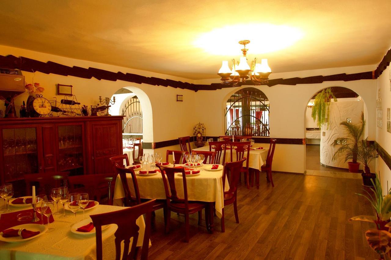 Casa Octavian Hotel Sucevita Bagian luar foto