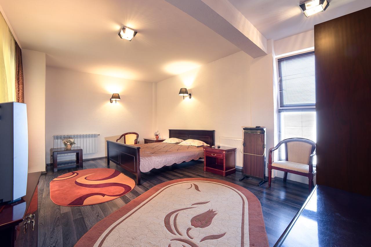 Casa Octavian Hotel Sucevita Bagian luar foto