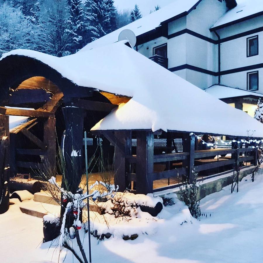 Casa Octavian Hotel Sucevita Bagian luar foto